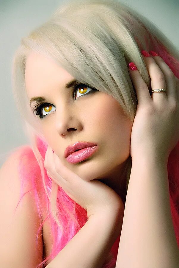 модели блондинки. красивый макияж для блондинок. ювелирные украшения на девушке. гламурную молодая. фотосессия в стиле гламур.