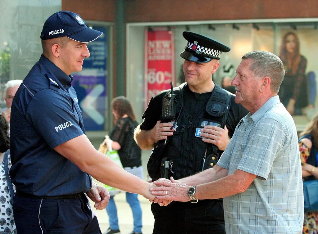 Полиц хелпер. Police people. Police help. Полиция и люди пьют. Barracked people's Police.