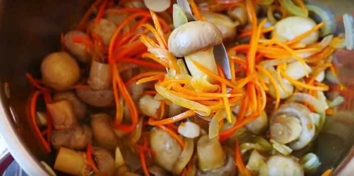 Шампиньоны маринованные с морковью и луком. Шампиньоны по корейски. Маринованные грибы с луком и морковью. Морковка по корейски с шампиньонами. Рецепт маринованных шампиньонов с луком и морковью.