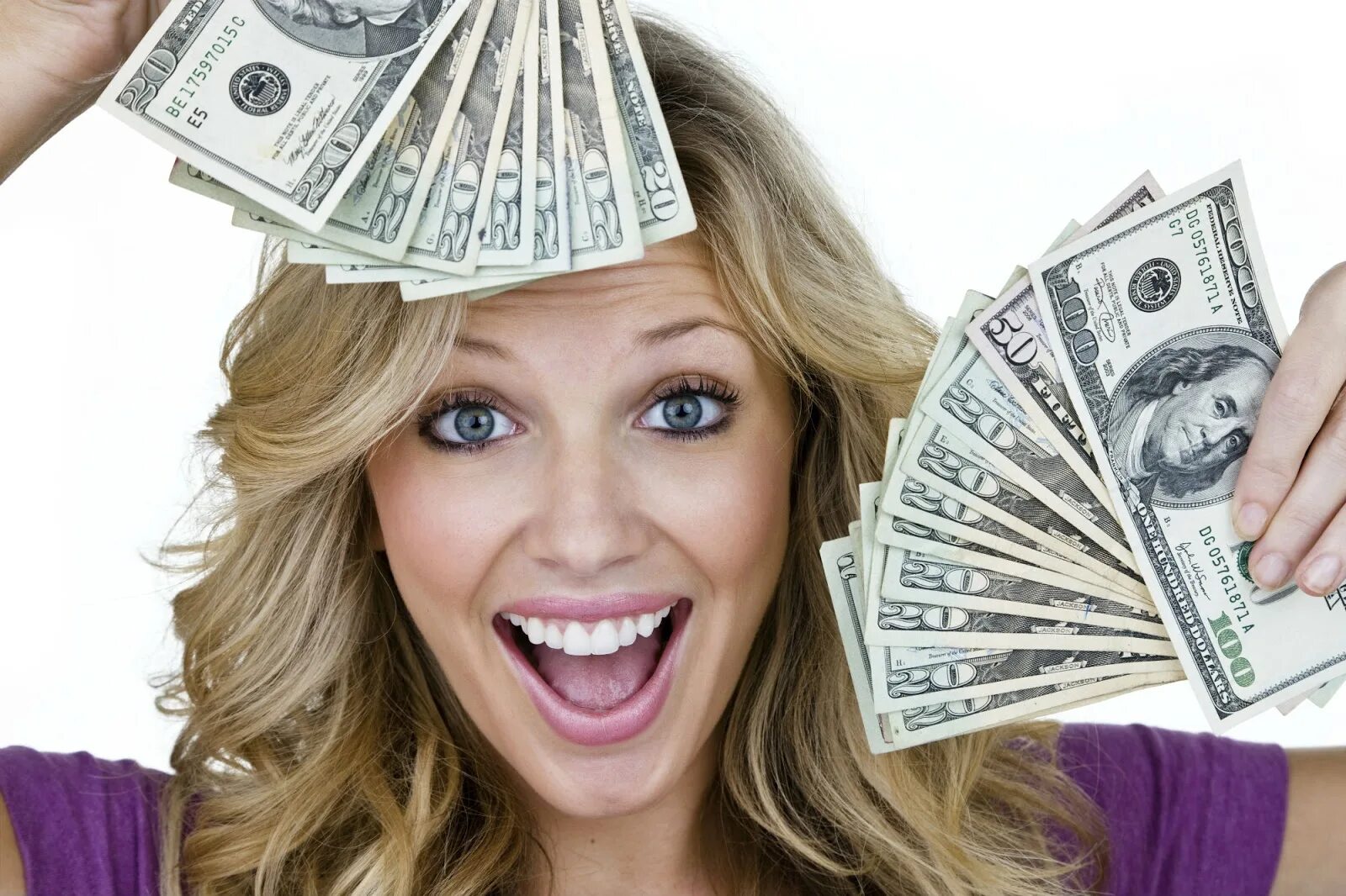 девушка с долларами. человек с деньгами в руках. заработок в интернете. женщина в долларах. женщина выбирает косметику в магазине.