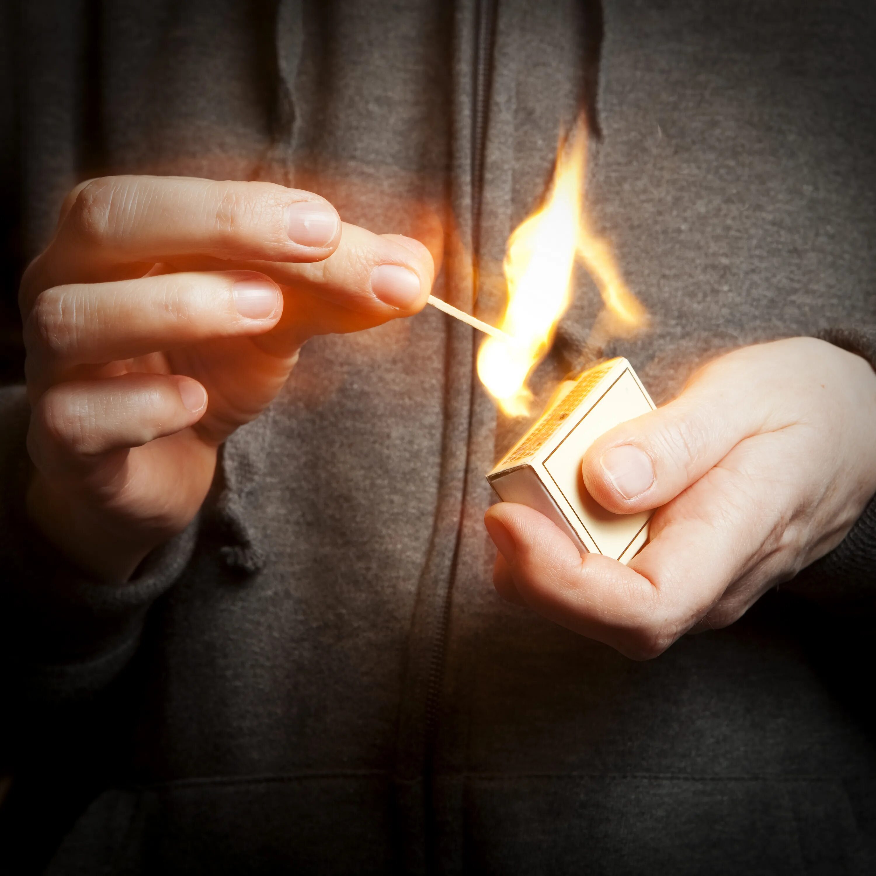 Человек спичка. Поджигать огонь. Поджигать огонь. Горящее сердце в руках. Поджог спички.
