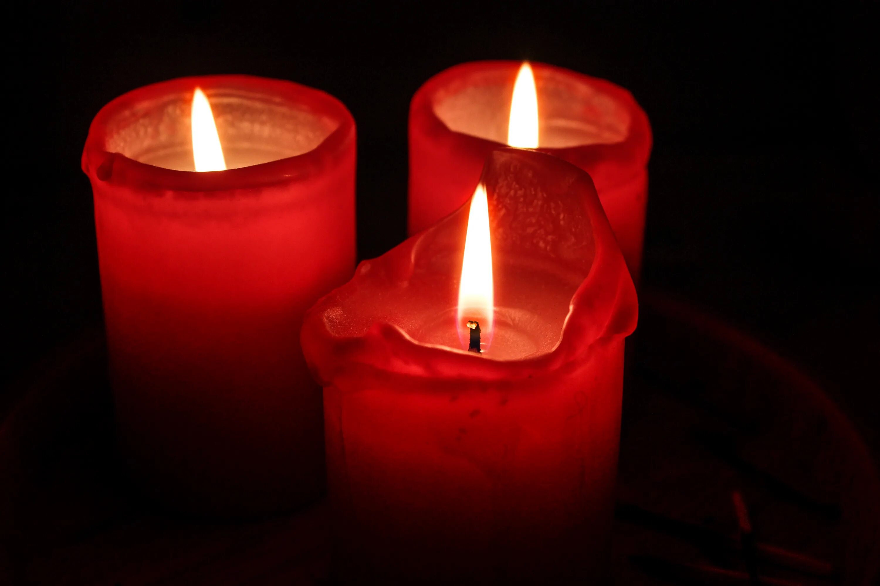 Фото свечи в темноте. Красная свеча. Романтические свечи. Горящие свечи. Свеча в темноте.