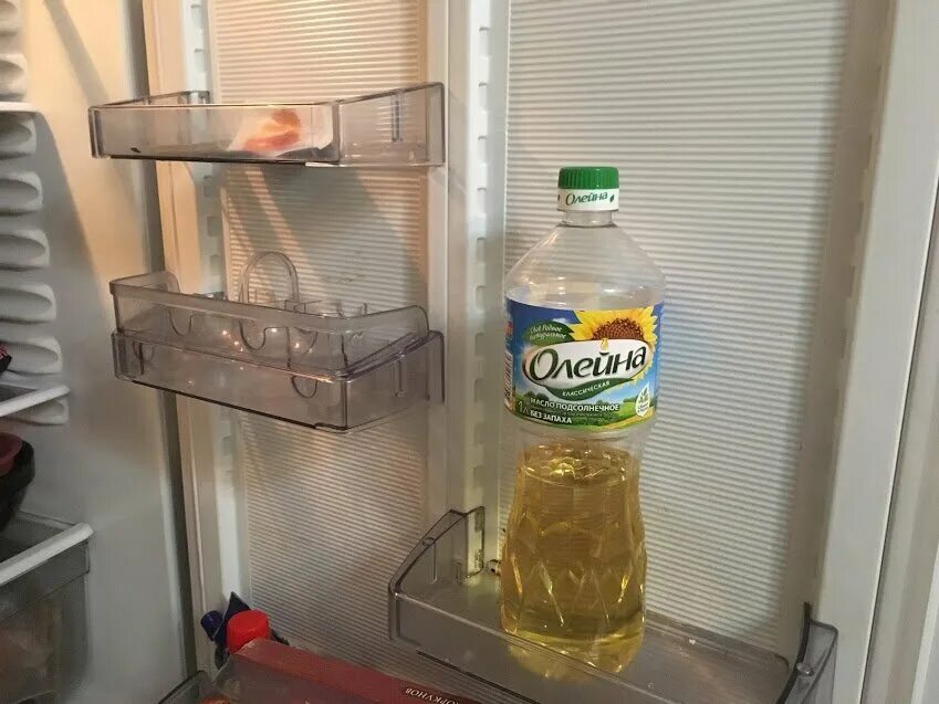 В холодильник есть масло. Растительное масло в холодильнике. Хранение масла подсолнечного в холодильнике. Подсолнечное масло в холодильнике. Хранение подсолнечного масла на кухне.