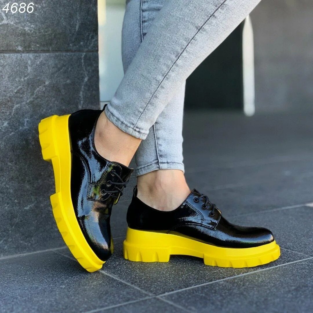 Желтая подошва на кроссовках. Ботинки с желтой подошвой. Ботинки с желтой подошвой женские. Черные ботинки с желтой подошвой женские. Туфли с желтой подошвой.