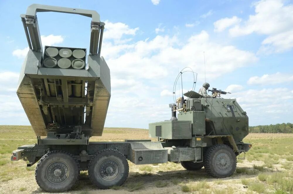 Установка хаймерс. РСЗО м142 HIMARS. HIMARS РСЗО м142 США. HIMARS реактивная система залпового огня. M142 HIMARS дальность.