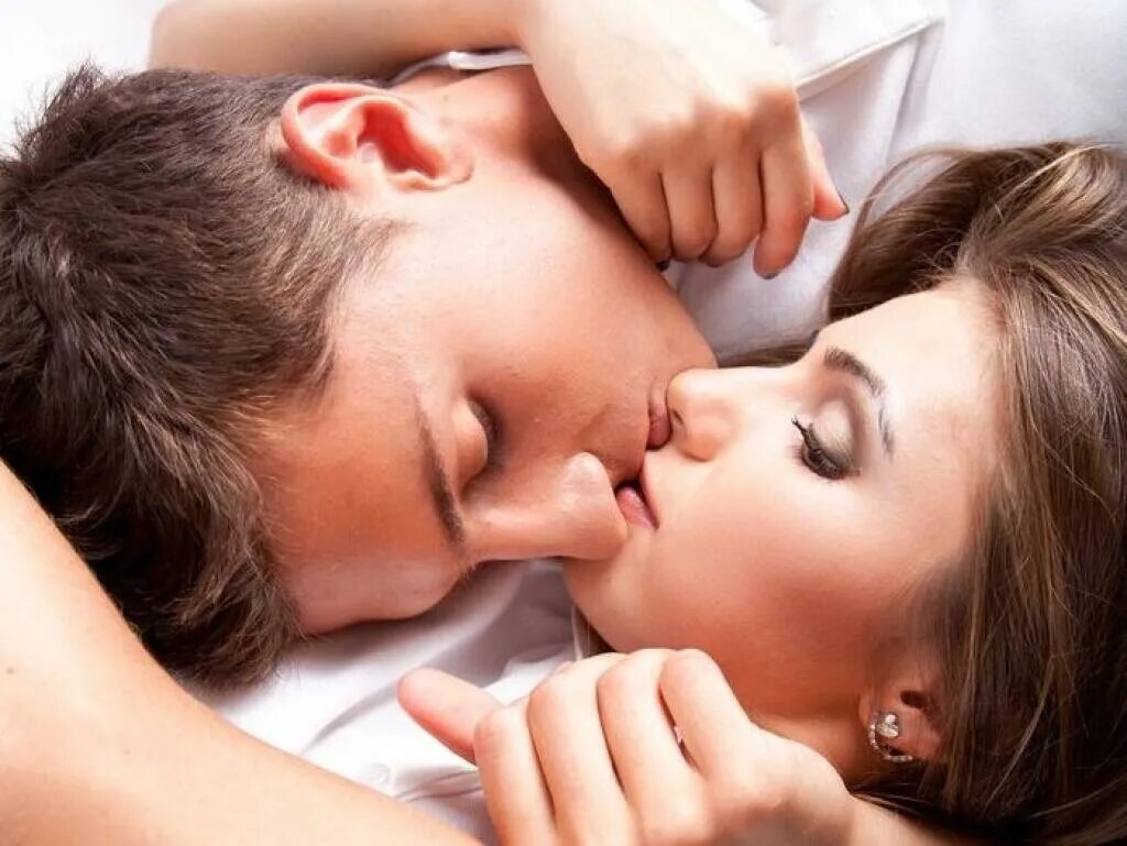 Страстные поцелуи. Красивый поцелуй. Нежности в постели. Разбудил нежным поцелуем. Нежный мужчина.