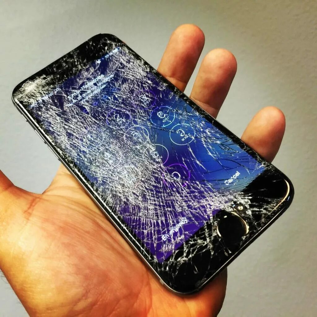 Разбитый дисплей смартфона. Разбитый айфон. Восстановить разбитый экран телефона. Разбитый телефон. Восстановление разбитых экранов смартфонов.