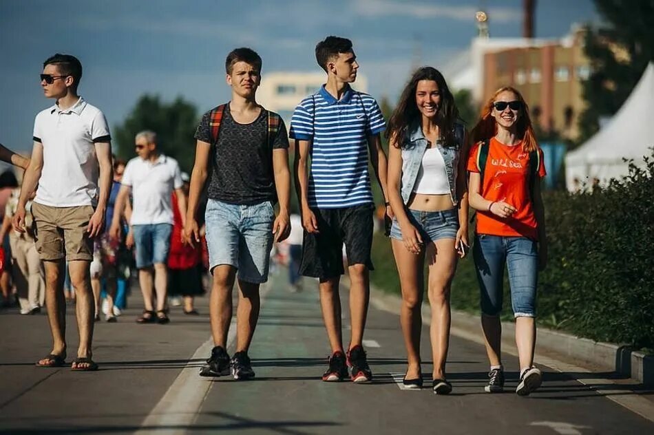 Обожаю подростков. Современная молодежь. Подростки летом в городе. Люди летом в городе. Люди в городе.