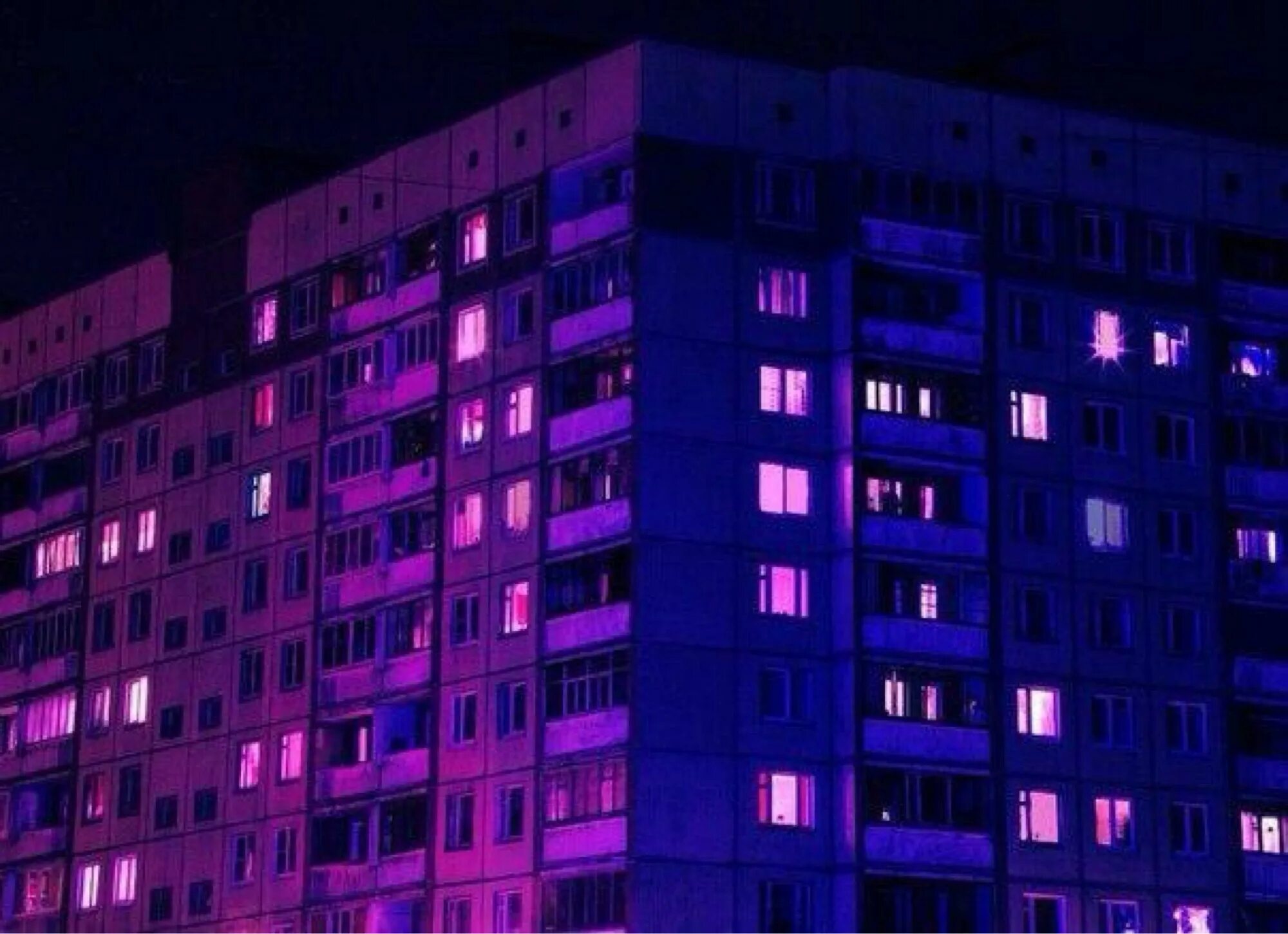 Фиолетовый дом. Фиолетовые окна. Панельный дом ночью. Фиолетовые многоэтажки.