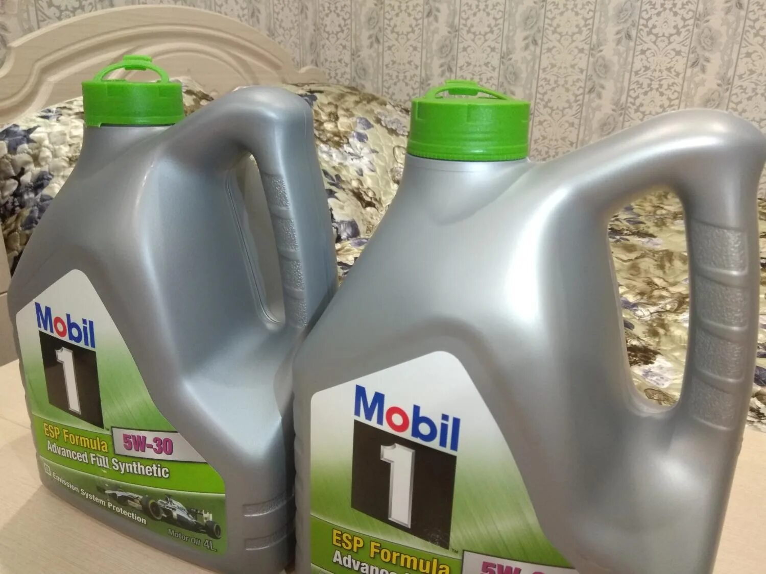 Как отличить масло мобил. Масло мобил 5w30 оригинал. Канистра mobil 1 5w-40. Масло мобил супер 3000 5w30. Мобил 5/30 esp контрафакт.