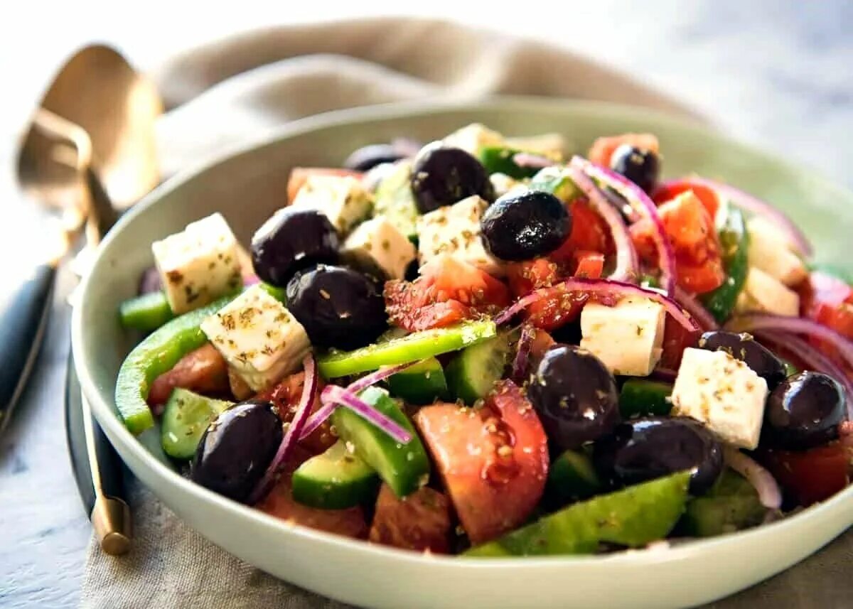 Греческий вкус. Греческий салат кинза. Греческий салат в Греции. Greek Salad(греческий салат).