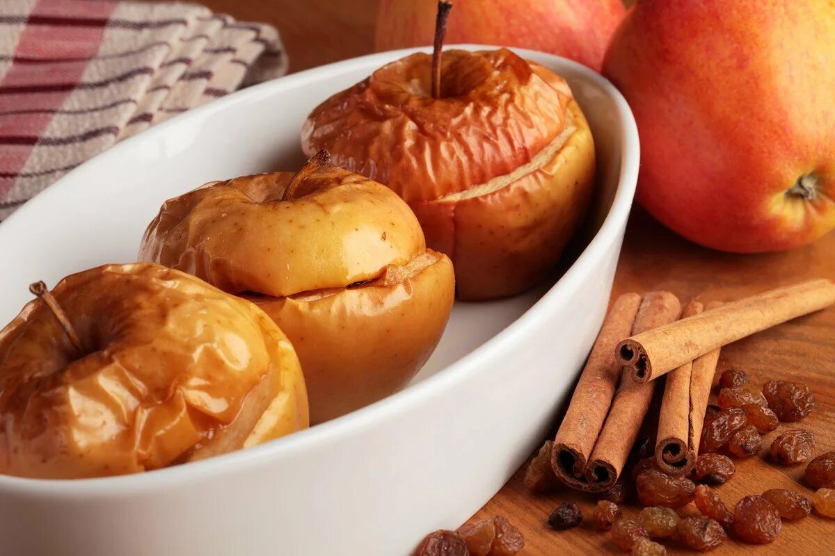 Печеные яблоки в духовке польза для организма. Печеные яблоки. Печёные яблоки в духовке. Запеченные яблоки с корицей. Печенное в духовке яблоко.