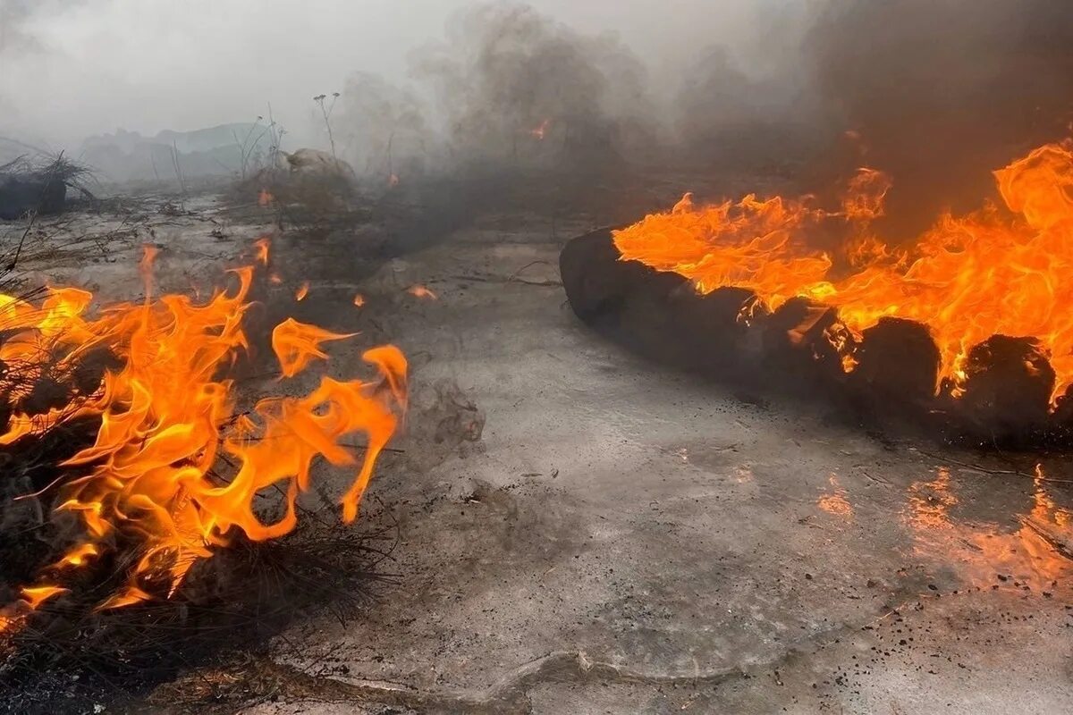 Тушение пожара огнетушителем. Походная печь на отработке. Газ горит в колодце. Горит резина. Горение мазута в печи.