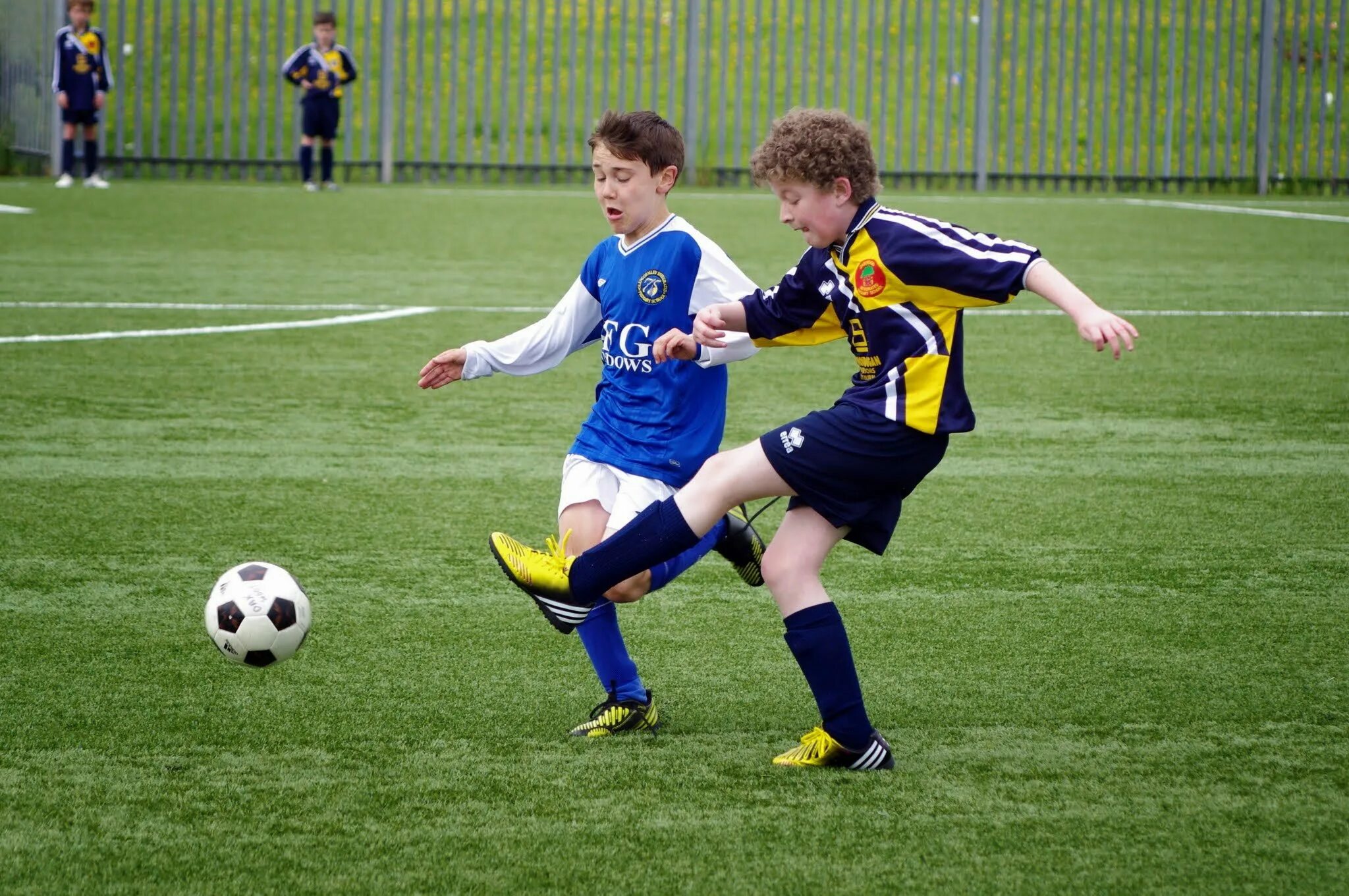 футбол рисунок. Do he like playing football.