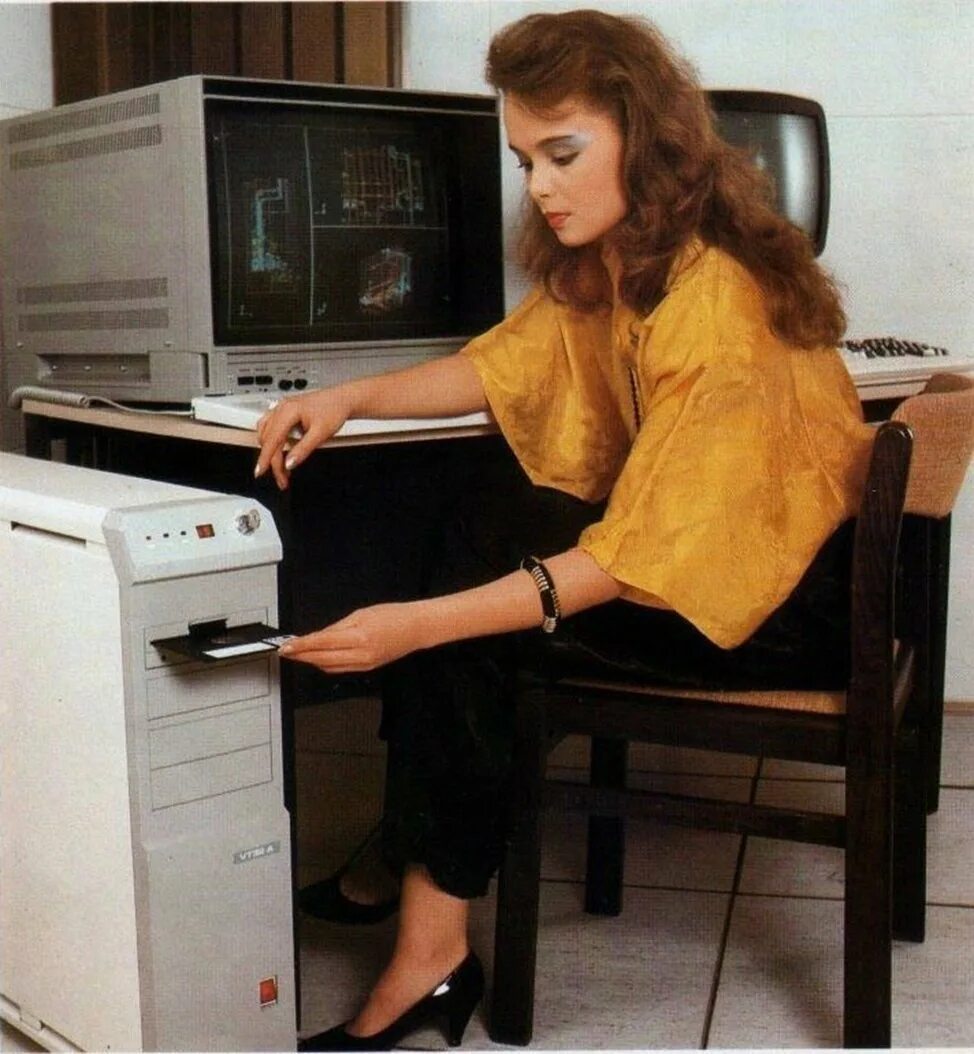 Интернет 1990 х. Компьютер 90-х. компьютеры девяностых. 90-е годы. компьютер 1990 года.