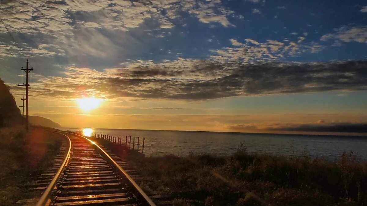 Расставание на перроне. Поезд уходит вдаль. Уходя в далекие края. Дорога к небесам. Повозка в поле.