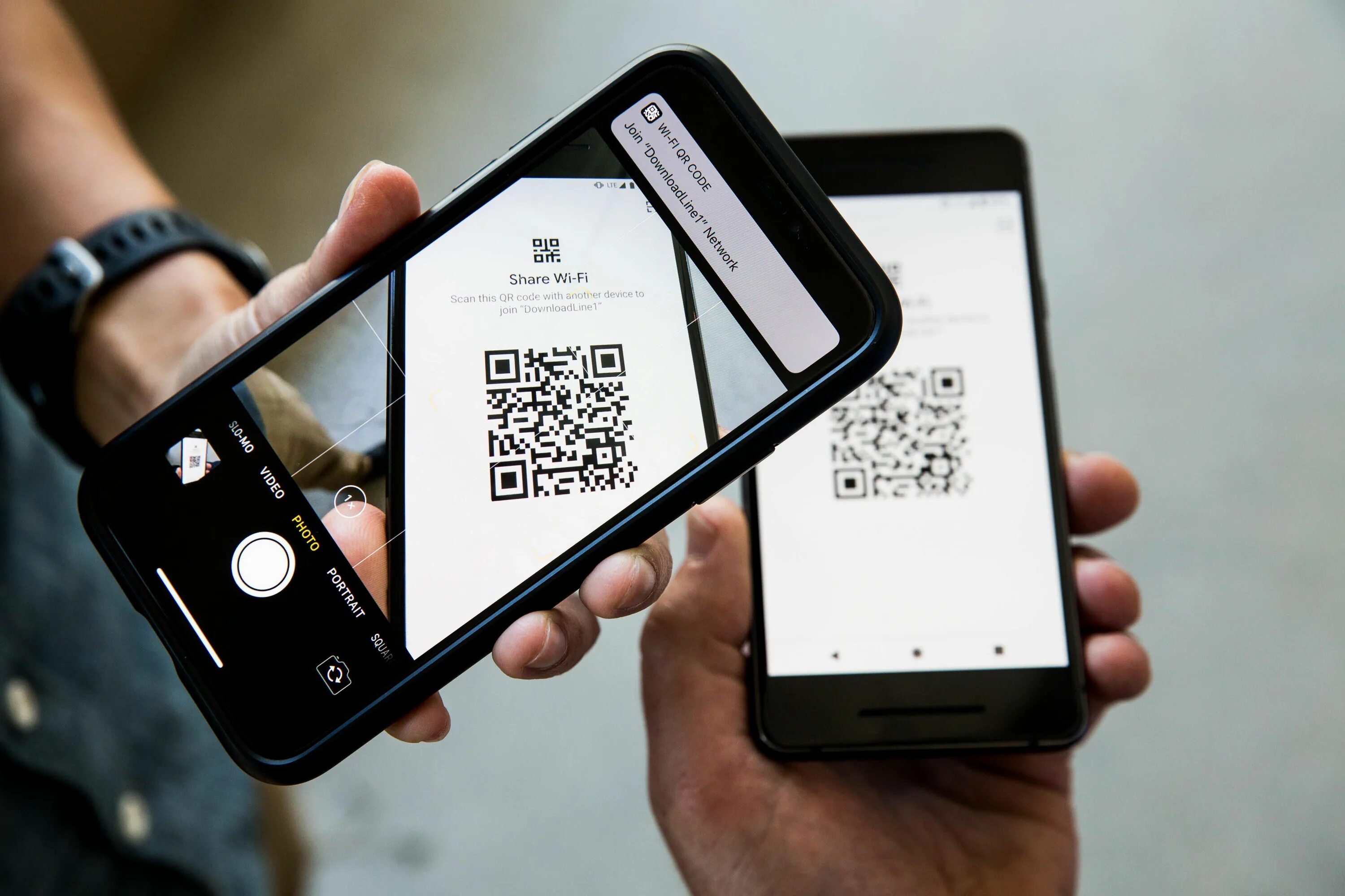 Считывание qr кода телефоном. Человек смартфон QR-код. QR код на телефоне. Считывание QR кода с телефона. QR код пропуск.