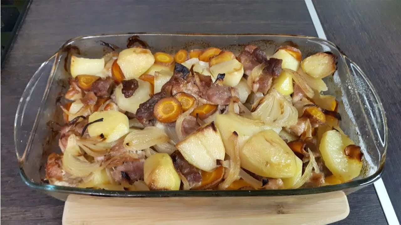 Картошка с мясом в духовке. Картошка с мясом в духовке в стеклянной посуде. Картошка в стеклянной посуде в духовке. Запеченная картошка с мясом в духовке.