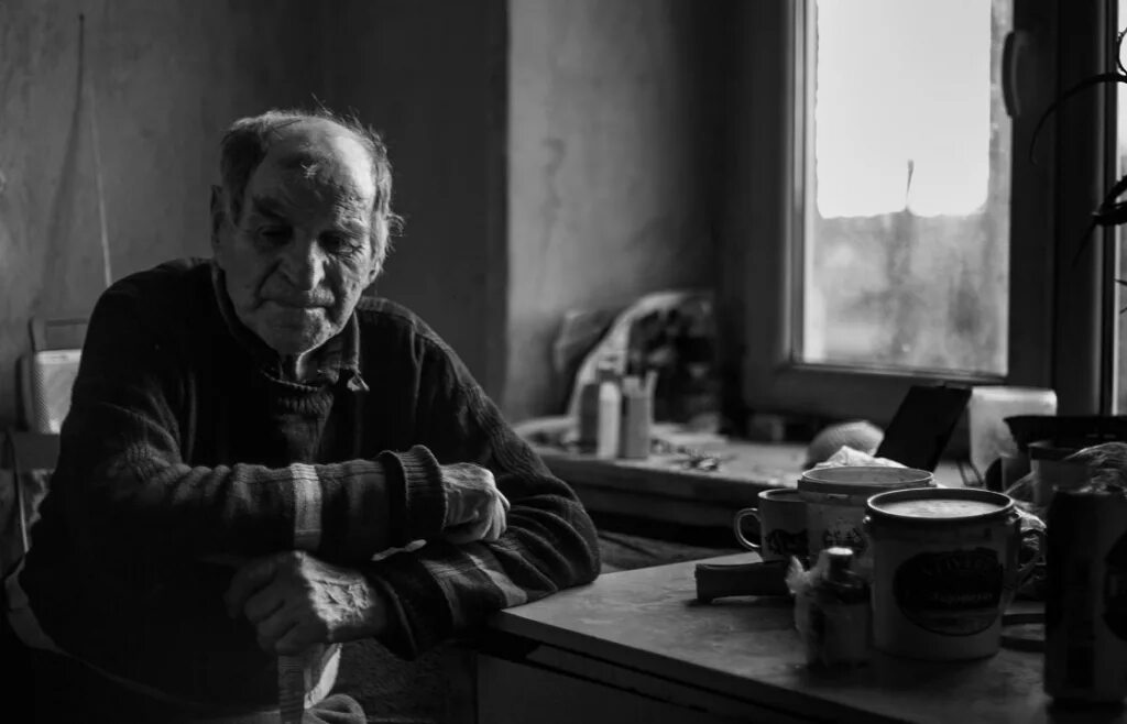 Старик голодный. Одиночество пожилых людей. Пожилой. Бедный старик. Старик голодный.