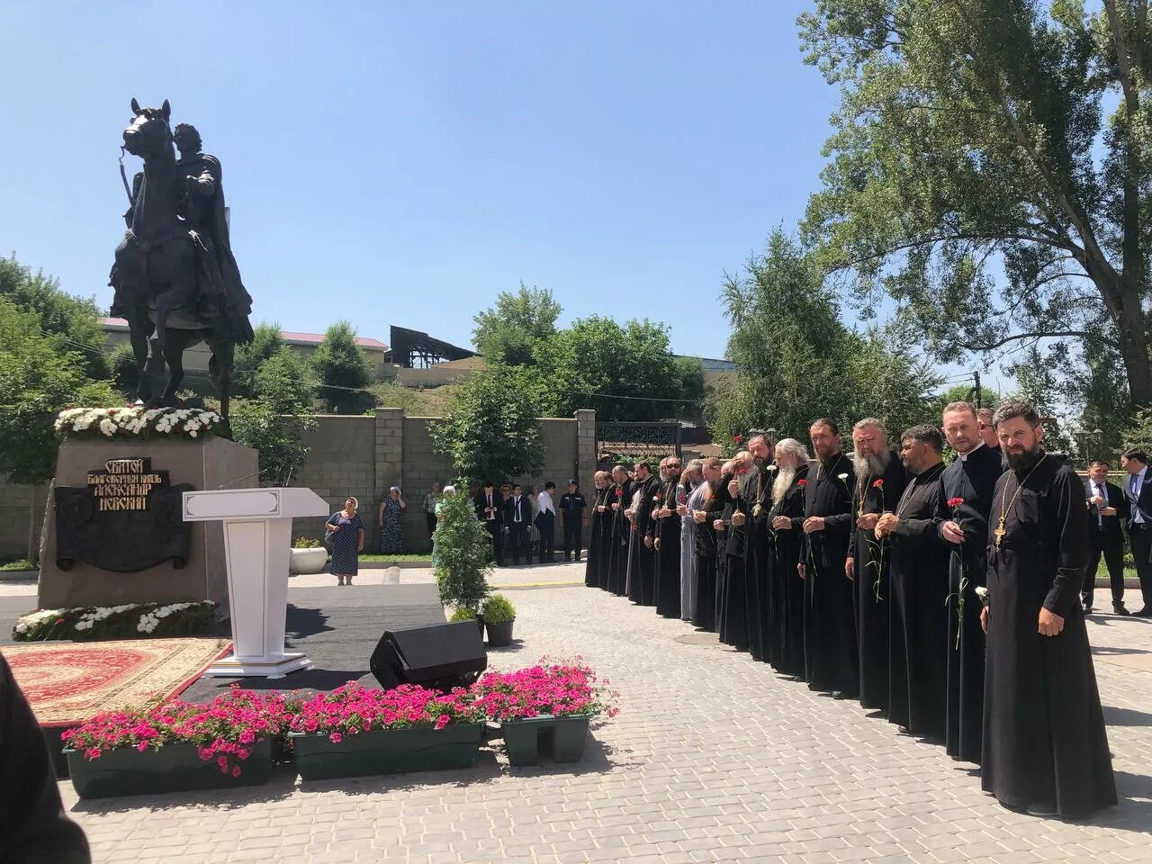 Новый памятник установят новости. Памятник. Открытие памятника в Алматы. Памятники России. Открыли памятник.