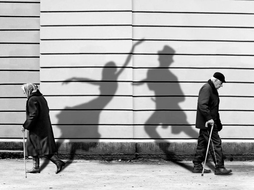 В тени человека. Мимо ли. Разлука с любимым человеком. Мимо ли. Пара зимой.