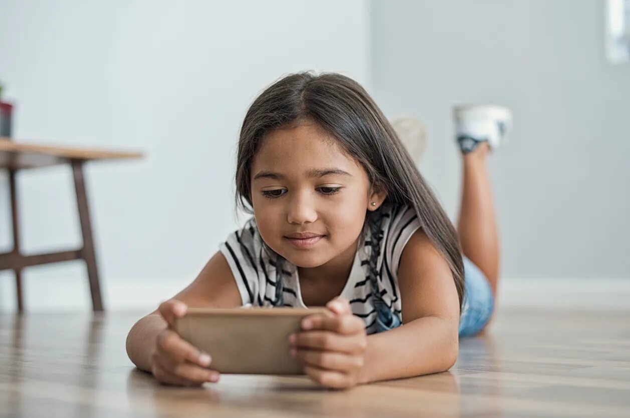 Little player. Kids playing Phone. Ребенок отвлекается. Child playing mobile Phone. Kids with mobile Phone.