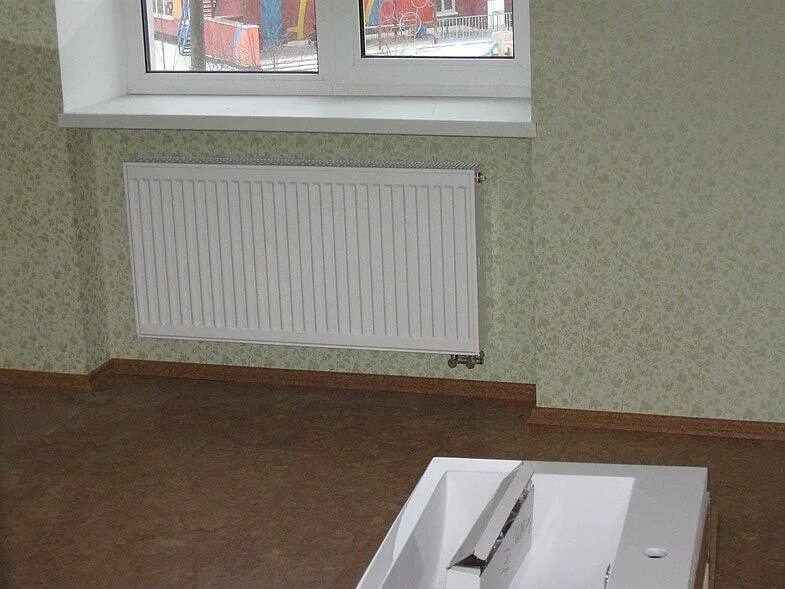 Под под радиатор. Экран под подоконник для батареи. Под под радиатор. Встроенные радиаторы отопления в стену. Радиатор в нише.