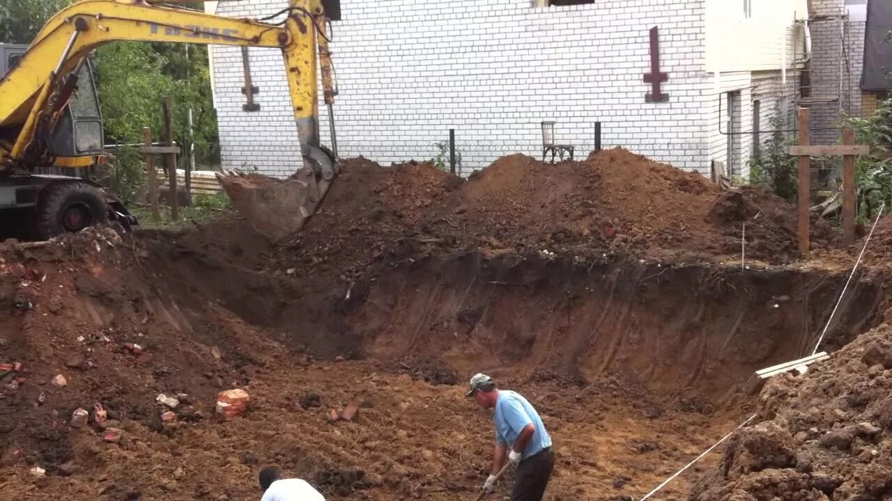 Деревянная забирка котлована. Вложить деньги в котлован. Стройка на стадии котлована. Стройка котлован. Ручная выемка грунта.