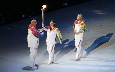 Кто зажигает олимпийский огонь на церемонии открытия