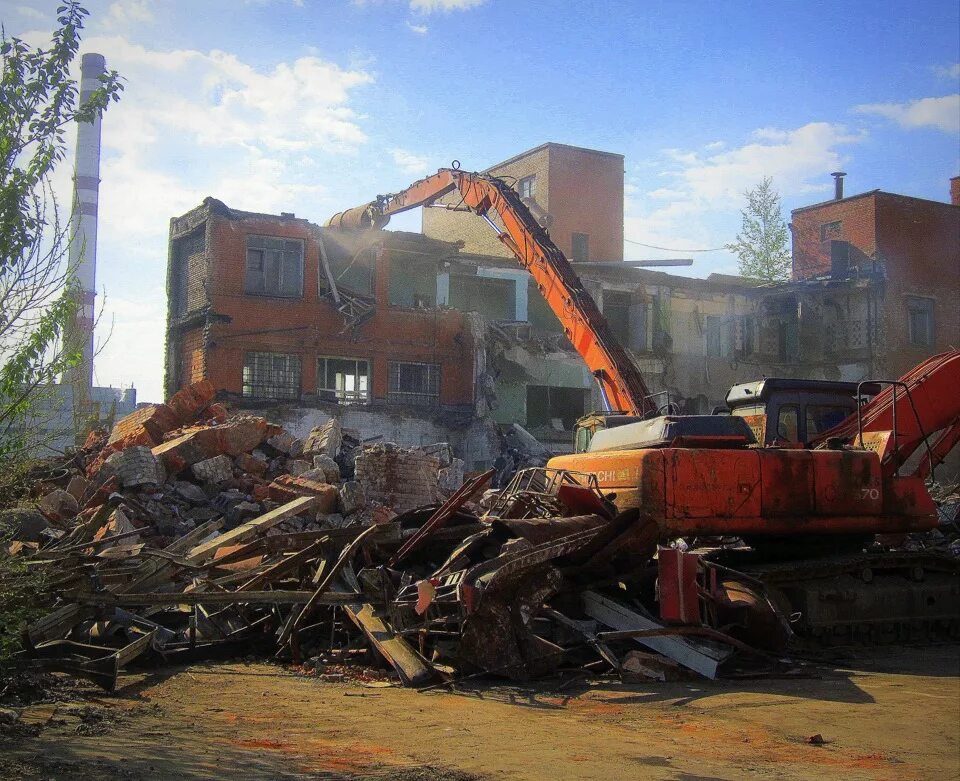 Демонтаж завода. Снос промышленных зданий. Снос завода. Снос завода. Демонтаж завода.