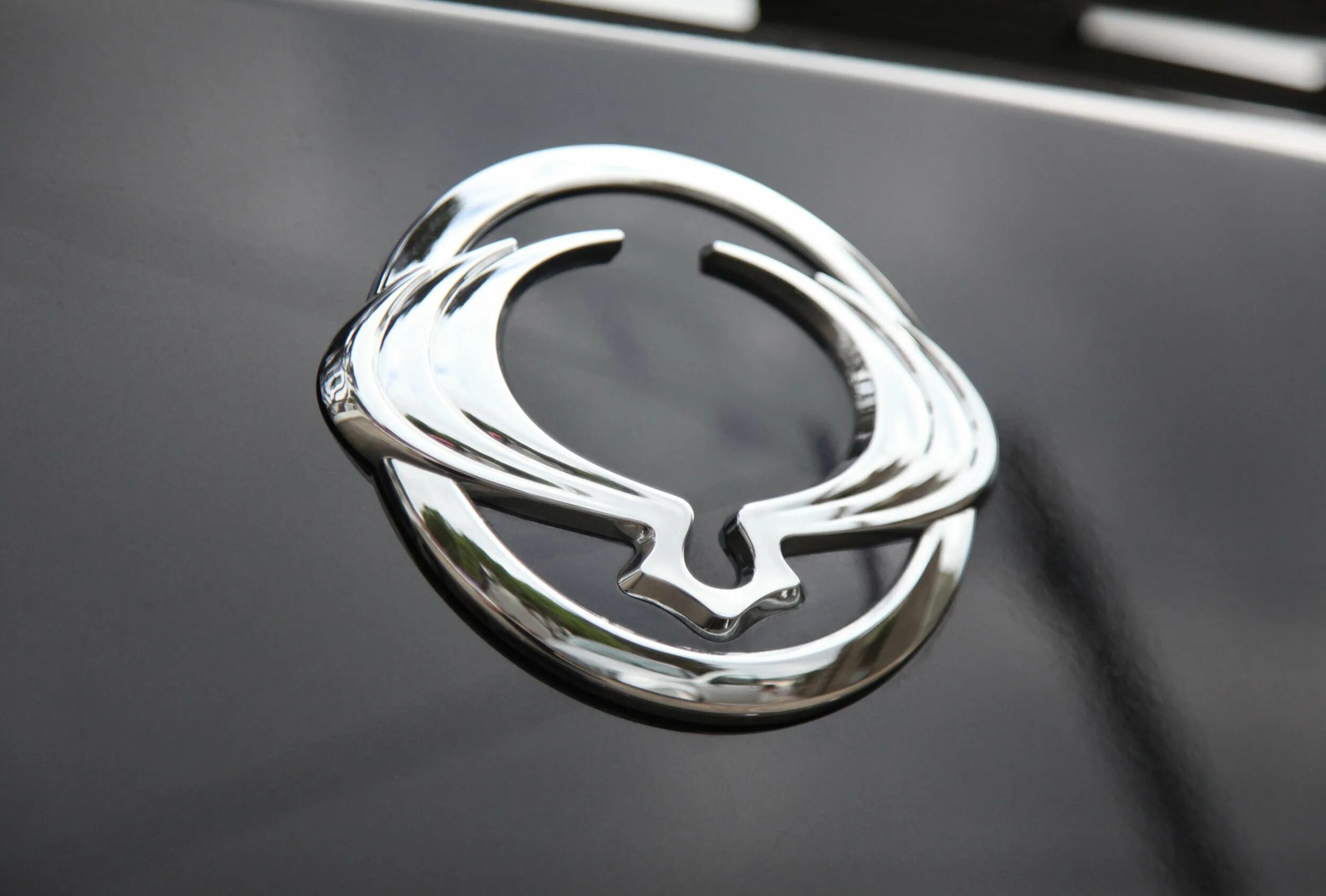 Автомобиль с логотипом v