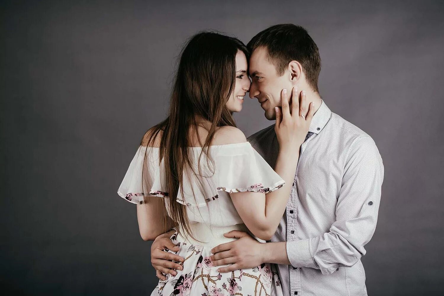 Домашняя съемка семейные пары. Парная фотосессия. фотосессия пары. love story фотосессия в студии. фотосессия пара в студии.