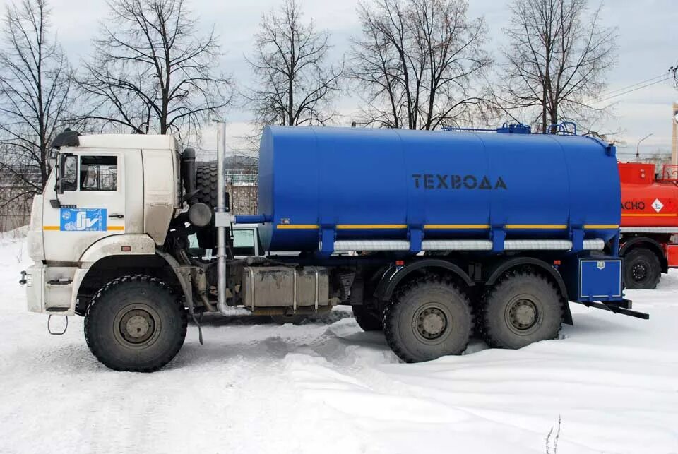 Доставка технической. АЦВ-10 на шасси КАМАЗ 43118. Автоцистерна КАМАЗ техвода. АЦВ на шасси КАМАЗ. Топливозаправщик 20 куб на шасси Урал.