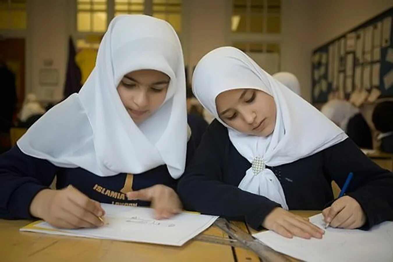 Чеченский. Мусульманские дети в школе. Хиджаб в школе. Можно ли хиджаб в школе. Хиджаб в школах чечни.