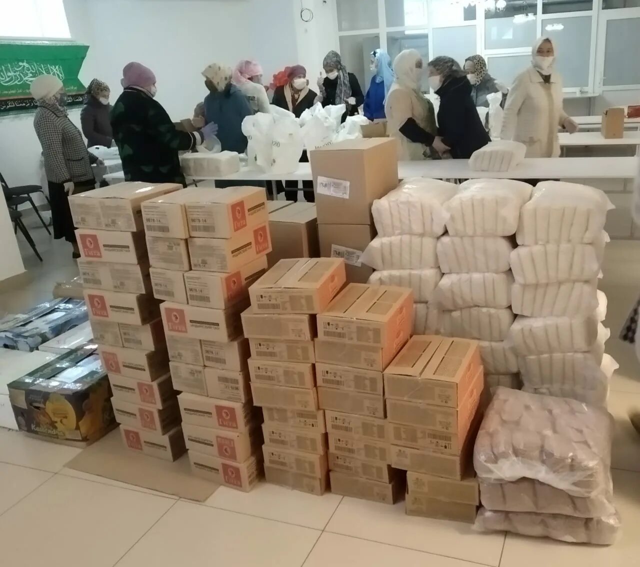 Ураза хасавюрт. Склад магазина байрам. Продуктовый набор на Ураза. Пакеты на Ураза байрам. Грузчик байрам.