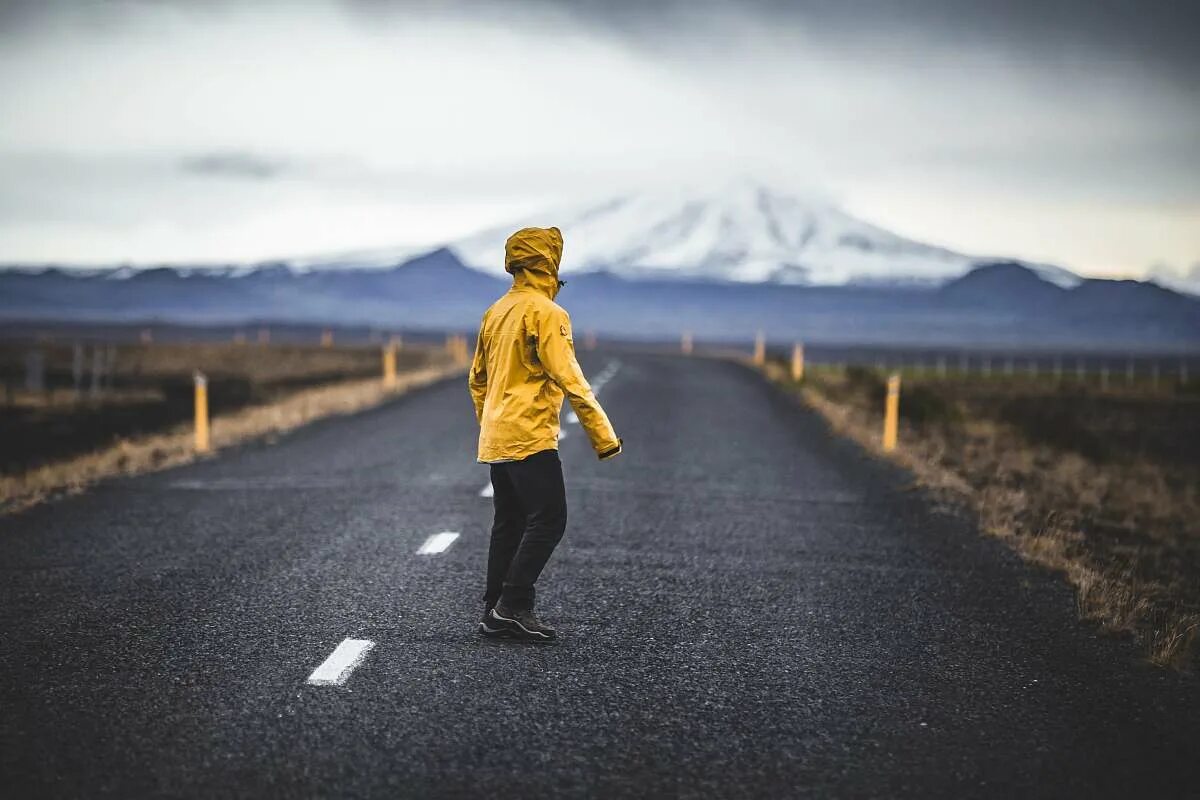 Человек на пробежке в лесу. Walk with me mans. Мужчина идет по дороге. Микаэль экваль бегун. Walk with me.