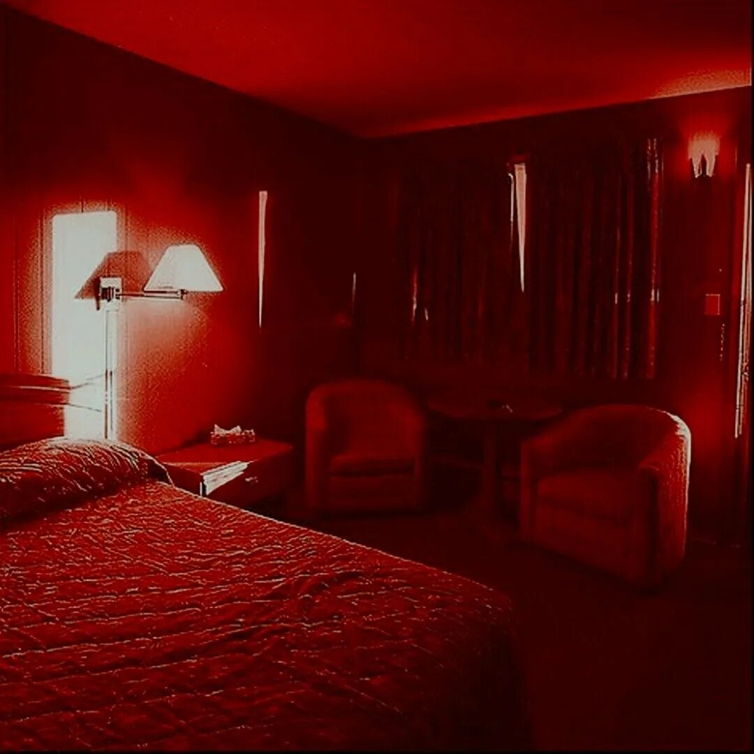 Комната орала. Red room&quot; красная комната  (1999) ужасы &quot;. красная спальня. спальня в красных тонах. красный свет в комнате.