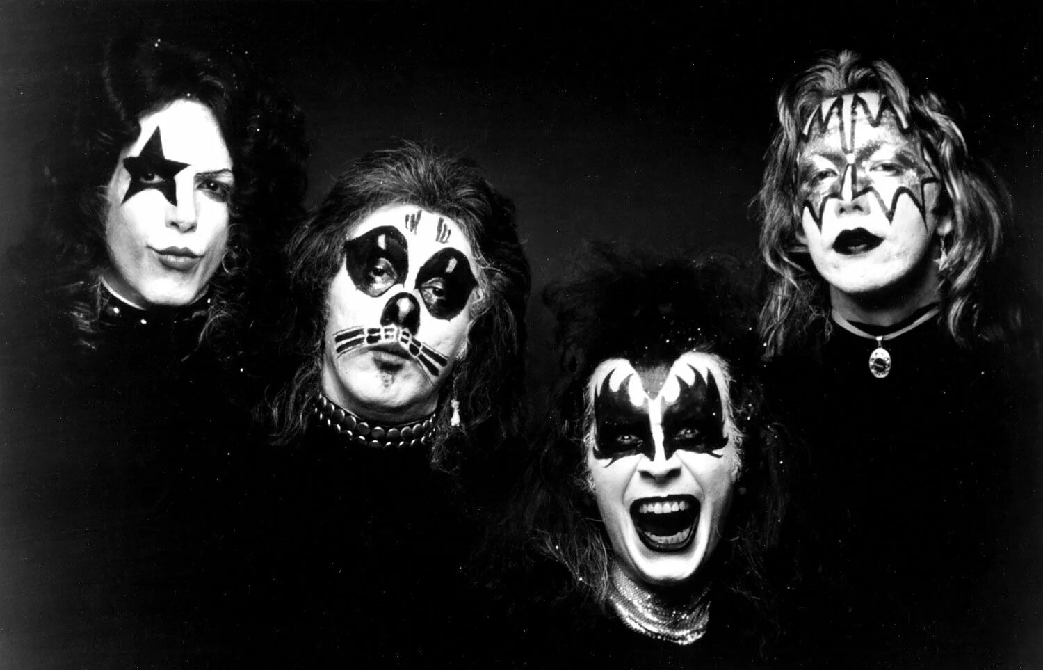 Питер крисс кисс. Kiss 1972. Группа kiss 1975. The black kiss. Kiss band 1992.