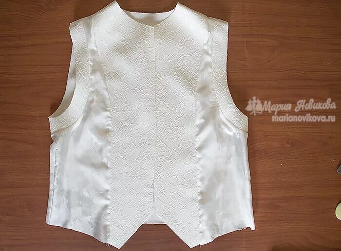 Как обработать жилетку. Обработка жакета на подкладке. Как обработать жилетку. Пошив жилета на подкладке мастер класс. Шитье жилета с подкладкой.