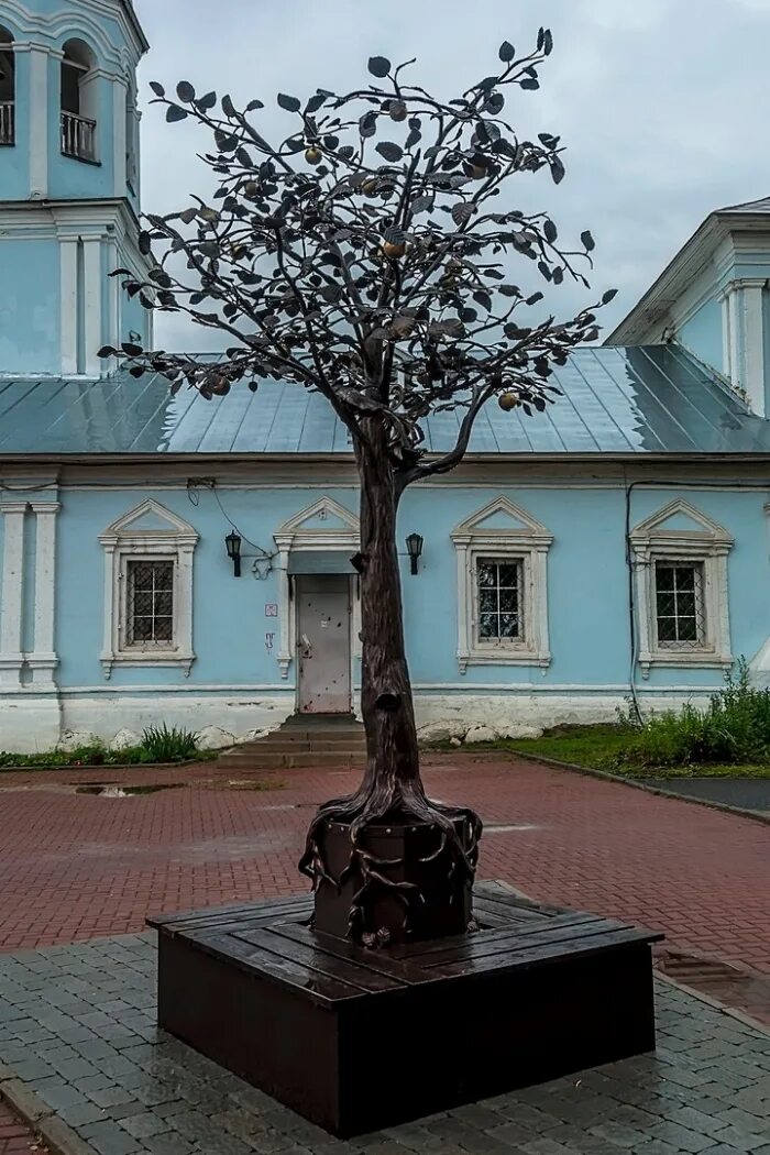 Яблонька арт объект Вологда. Дерево желаний Вологда. Дерево желаний Вологда памятник. Вологда памятники на кремлёвской площади. Купить деревья вологда