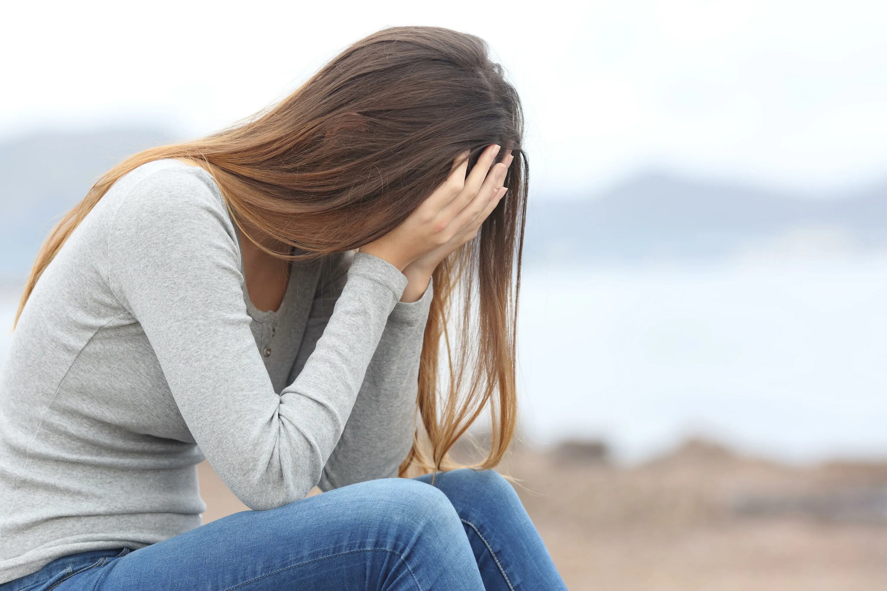 Женщина плачет. Красивые девушки одиноки. Девушка улыбается. Sensitive girl. Скромная девушка.