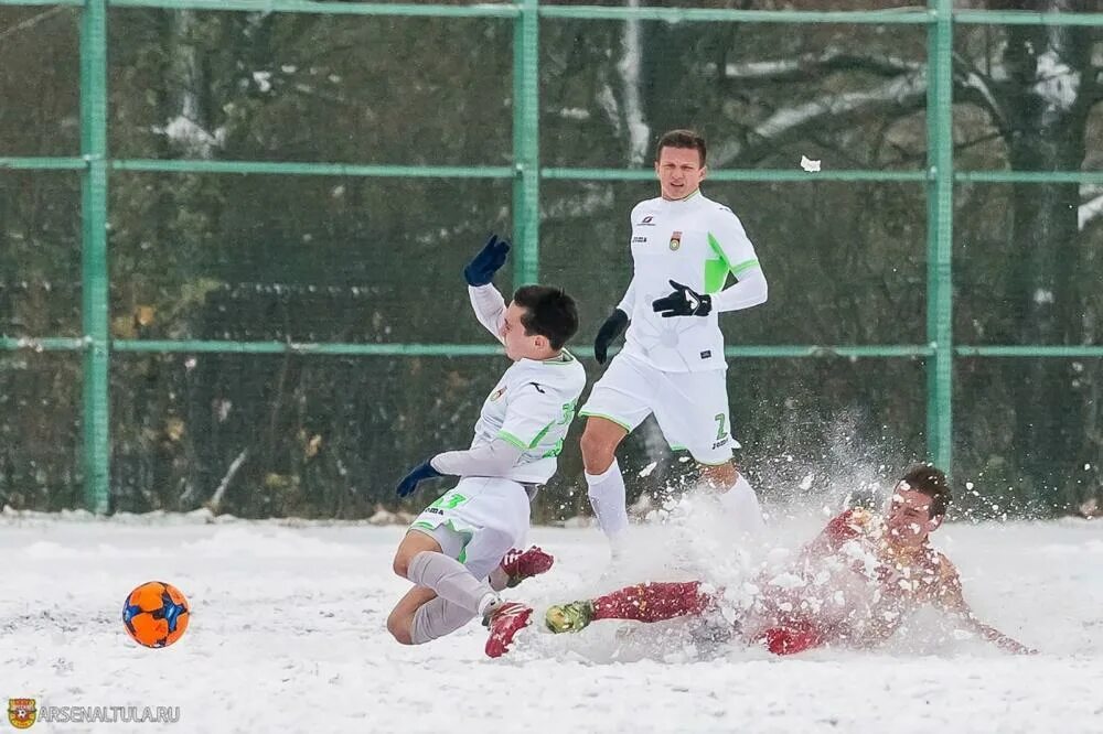 Зимний футбол. Футбол зимой. Футбольный матч на снегу. Футбол зимой в России.