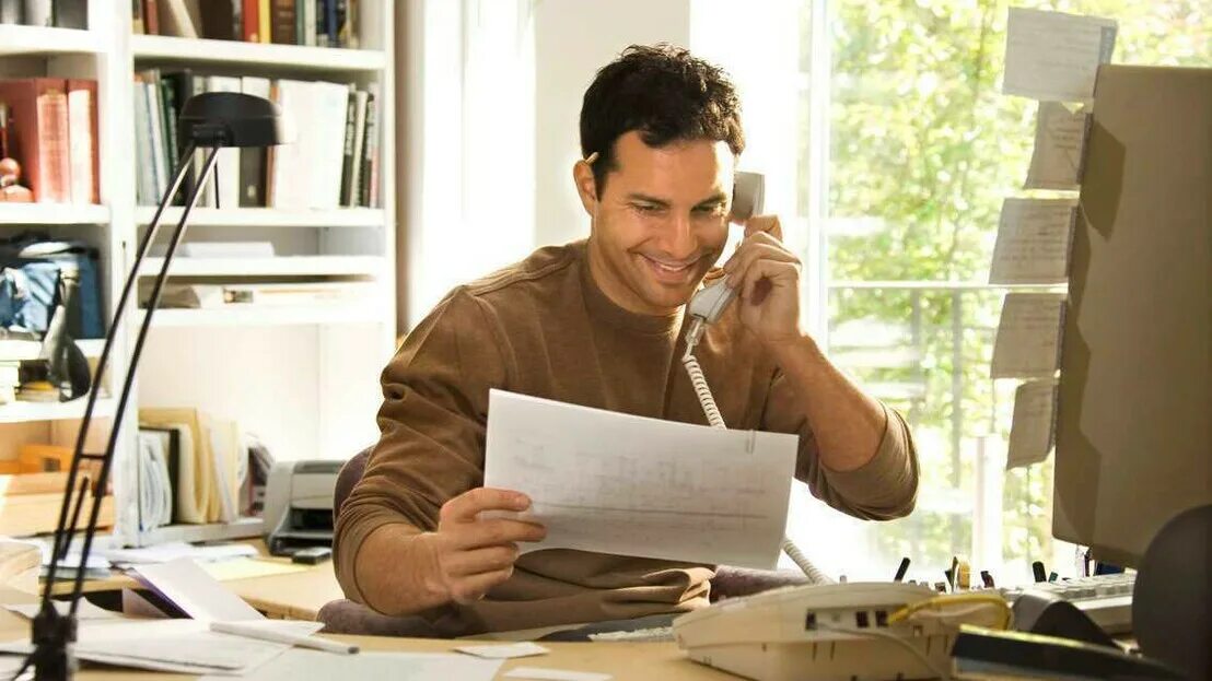 Дом работа верно. Человеч за компьютером. Дом работа верно. Дом для детей. Компьютер бухгалтера.