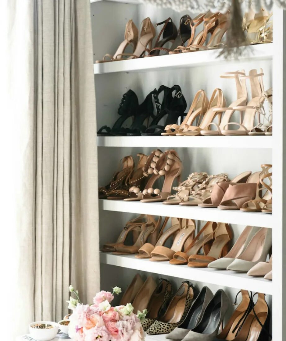 Обувь в квартире. Гардеробная для обуви. Наклонная полка для обуви. Обувь квартиры. Подставки для обуви в прихожую из дерева.