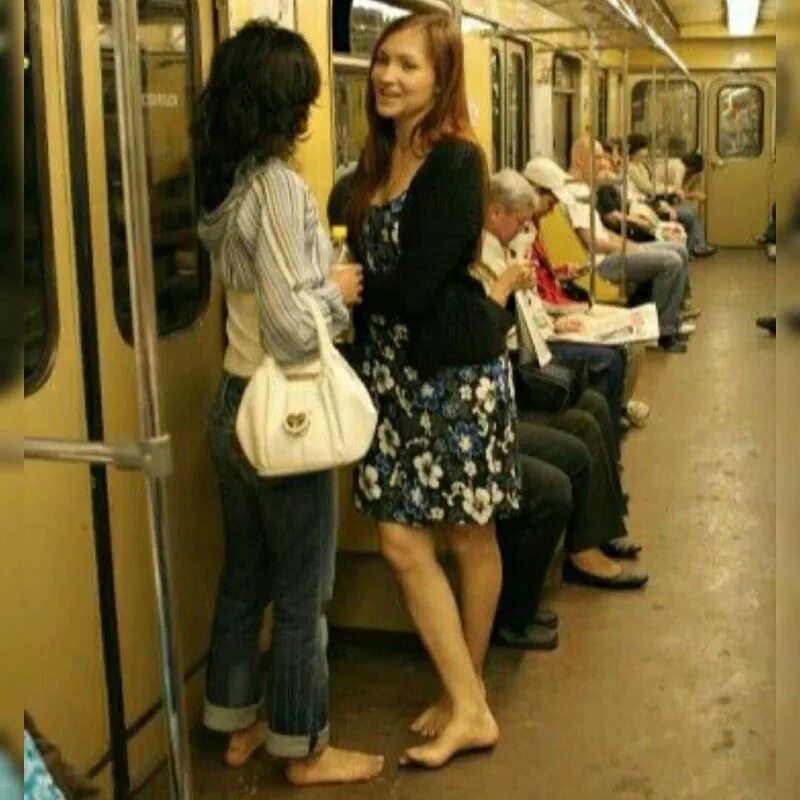 Лапаю девушек в метро. Девушки в метро. Босиком в метро. Босые девушки в метро. Босые ноги в метро.
