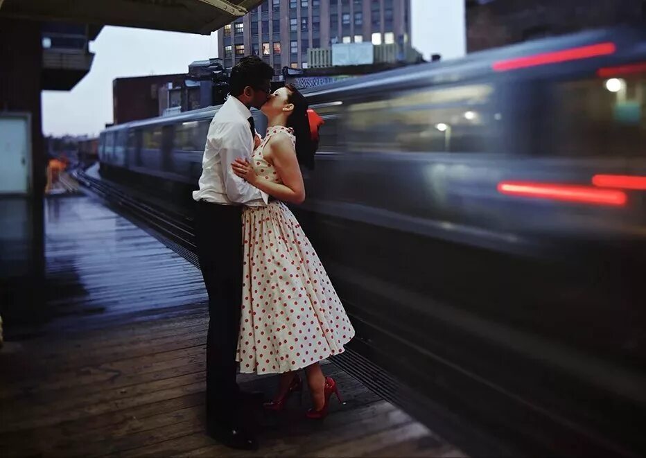 перрон вокзала. картина художника сергея николаевича соловьёва "вокзал". весь в пару надвинулся к перрону. художник дождя джефф роуланд. поцелуй на вокзале.