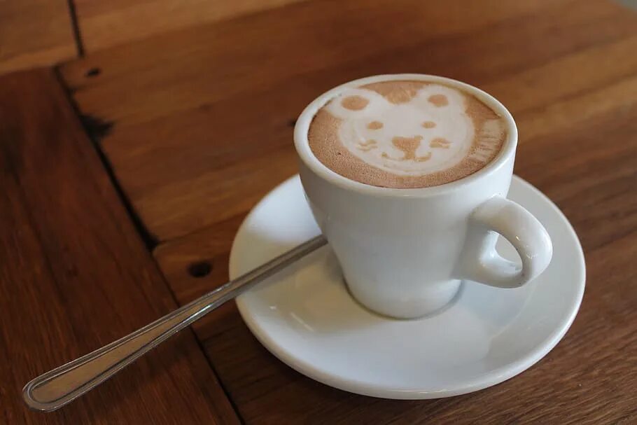 Маленький капучино. Глянцевая пена для капучино. Как сделать красивую пенку на капучино в домашних условиях. Капучино. Маленькое капучино.