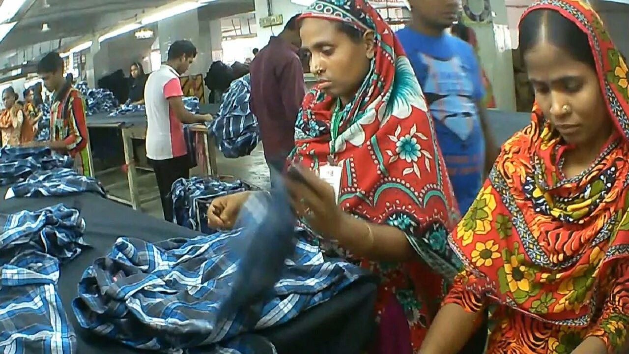 Одежда произведенная в бангладеше. Одежда из бангладеш. Garment factory in bangladesh. Бангладеш фабрики по производству одежды. Бангладеш пошив одежды.