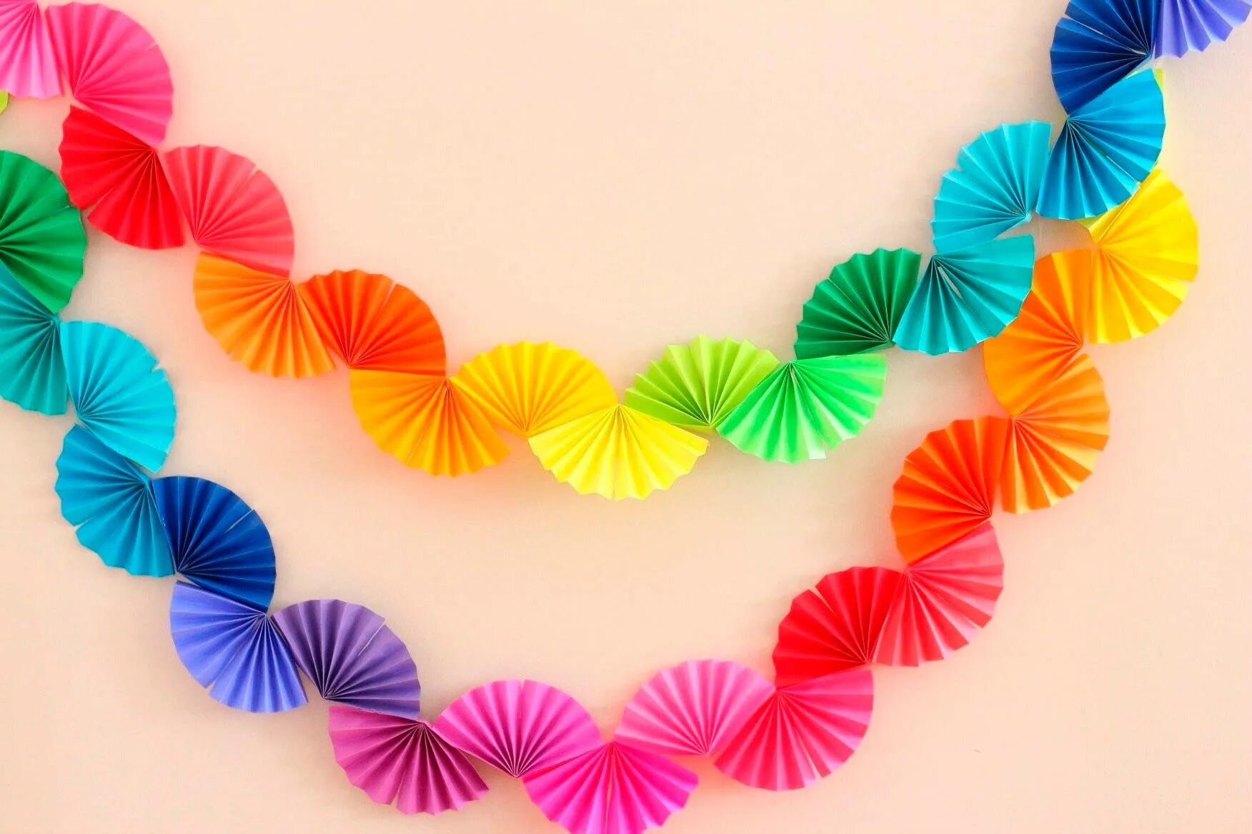 Новые идеи из бумаги. Новогодняя гирлянда из цветной бумаги. Гирлянда из бумаги на новый год. Бумажная гирлянда. Новые идеи из бумаги.