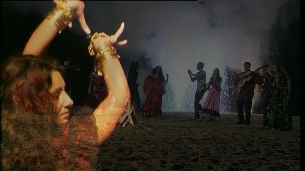 Каролина бузылева ромэн. Цыганский костюм женский. Женька танцевала на вечерах цыганочку. Цыганский костер. Цыганка танцует.